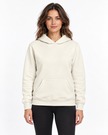 Hoodie Essencial Entrevoltas liso Off White – modelo em estúdio branco com styling esportivo