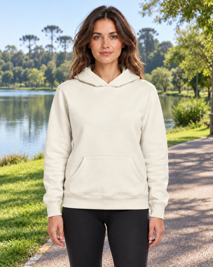 Hoodie Essencial Entrevoltas liso Off White – modelo em cenário ilustrativo de Barigui