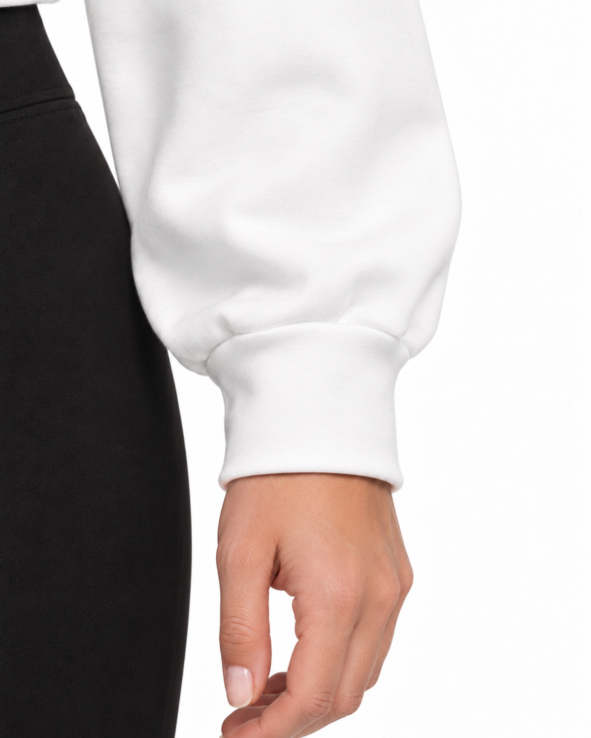 Detalhe ilustrativo de punho liso do Moletom Cropped Essencial Entrevoltas na cor Branca.