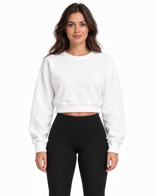 Moletom Cropped Essencial Entrevoltas liso Branca – modelo em estúdio branco com styling esportivo