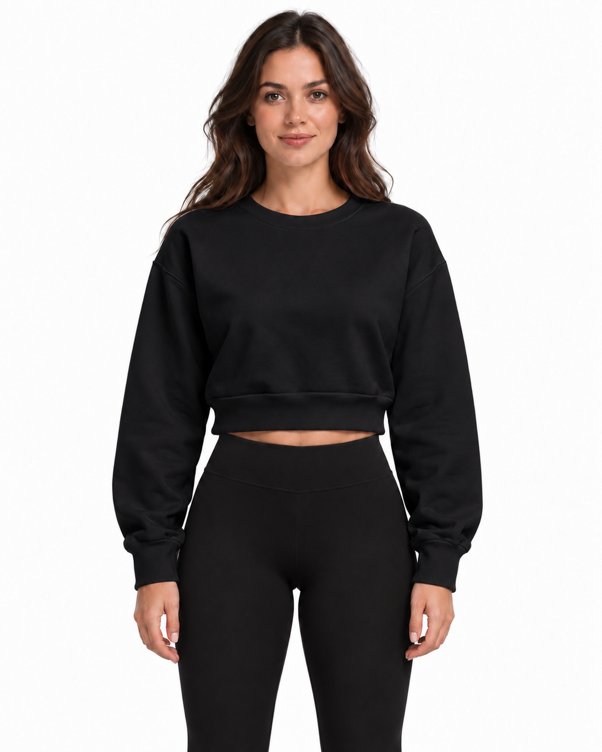 Moletom Cropped Essencial Entrevoltas liso Preta – modelo em estúdio branco com styling esportivo
