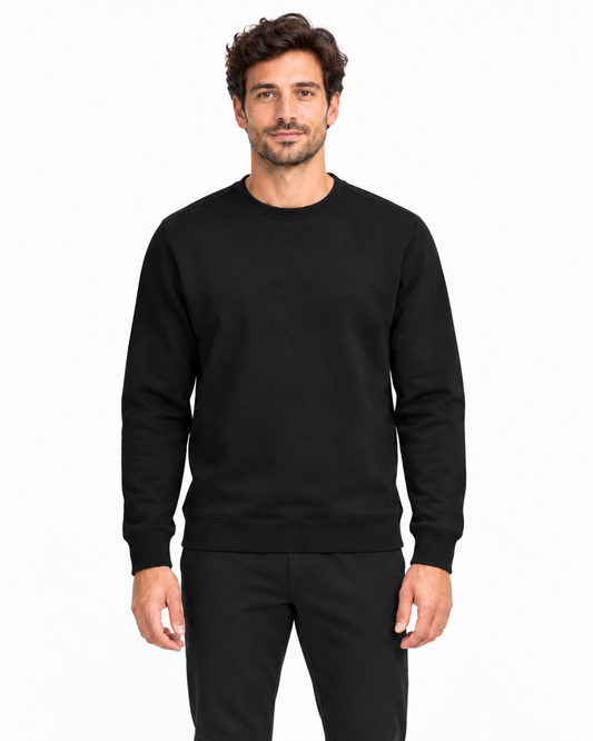 Suéter Essencial Entrevoltas liso Preta – modelo em estúdio branco com styling esportivo