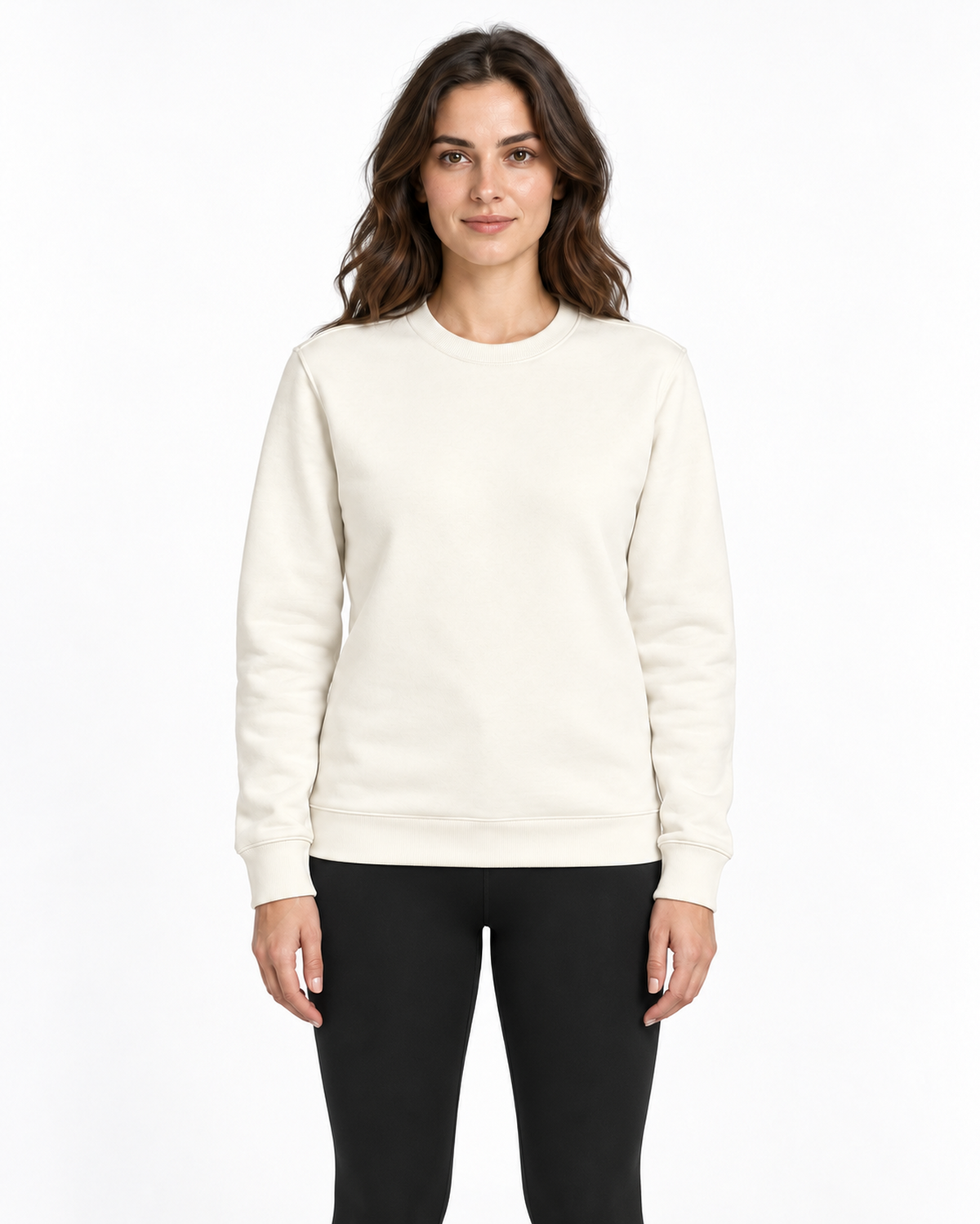 Suéter Essencial Entrevoltas liso Off White – modelo em estúdio branco com styling esportivo