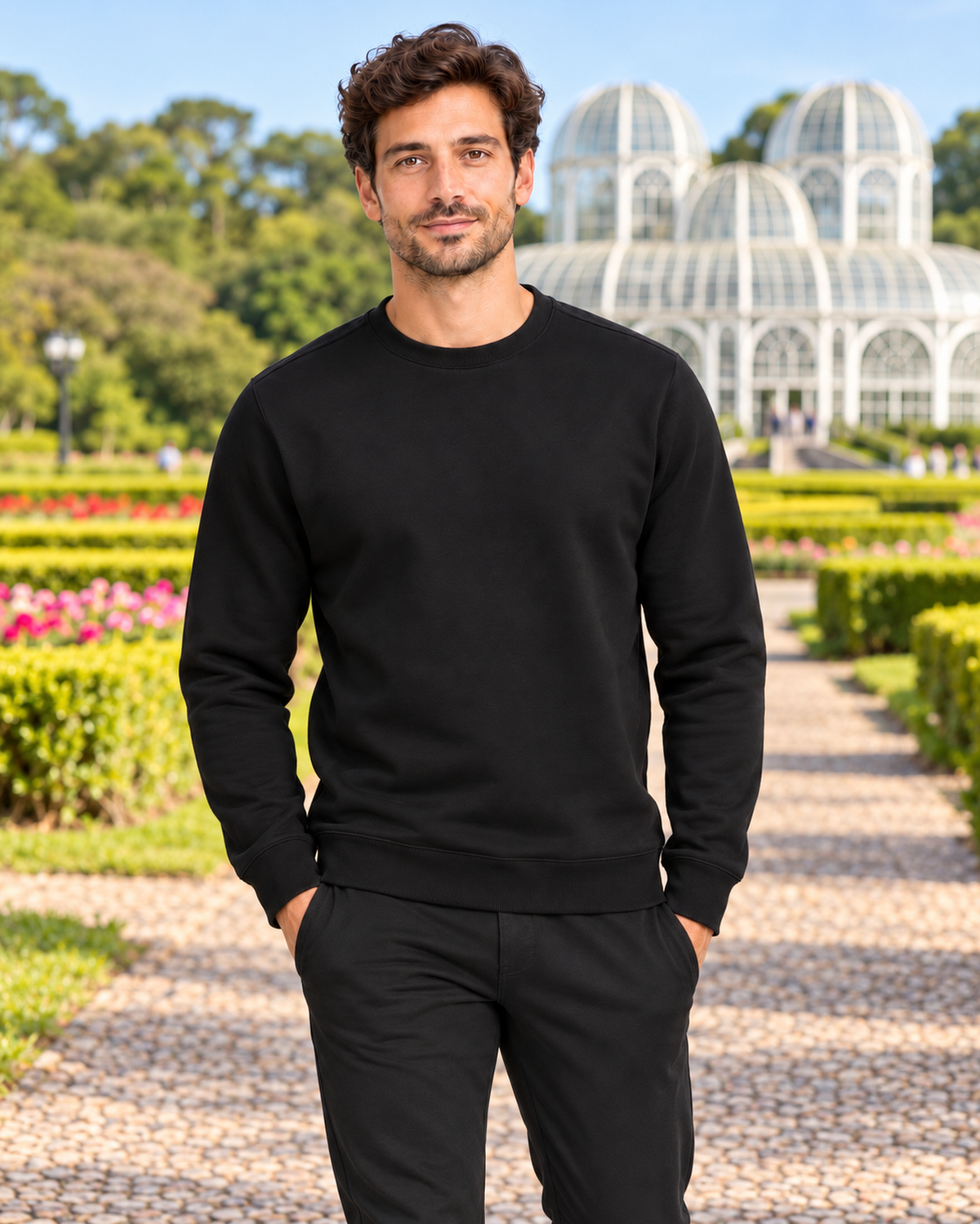 Suéter Essencial Entrevoltas liso Preta – modelo em cenário ilustrativo de Botanico