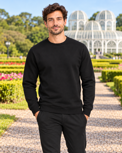 Suéter Essencial Entrevoltas liso Preta – modelo em cenário ilustrativo de Botanico