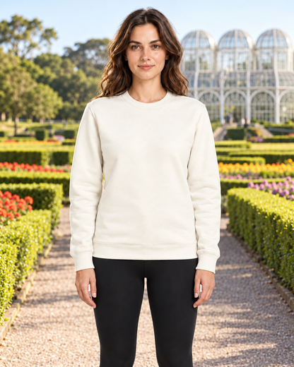 Suéter Essencial Entrevoltas liso Off White – modelo em cenário ilustrativo de Botanico