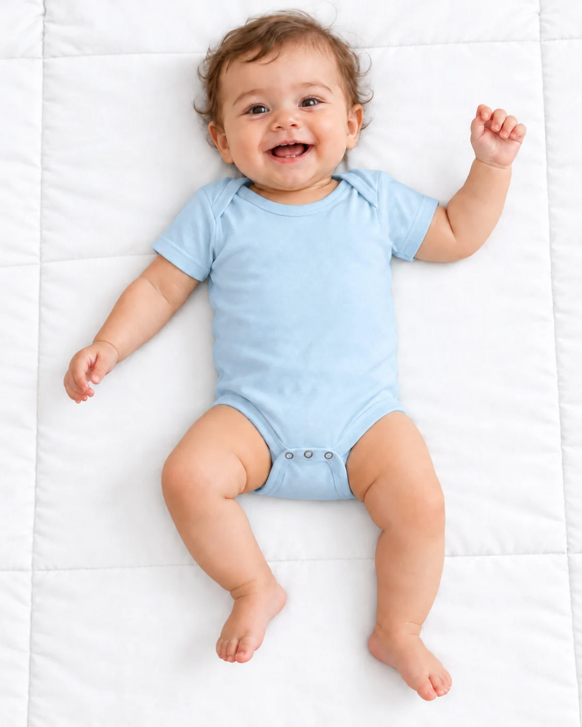 Body Infantil Essencial azul bebê – bebê em suporte seguro com fundo branco
