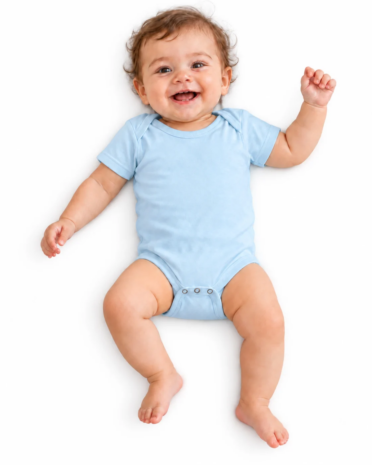 Body Infantil Essencial azul bebê – bebê em estúdio com fundo branco liso