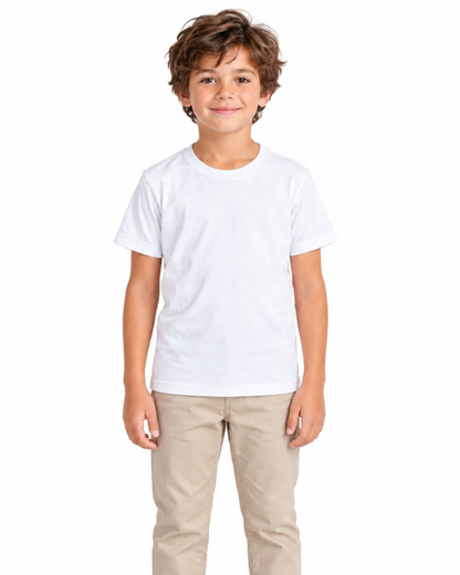 Camiseta Infantil Essencial branca – criança em estúdio com fundo branco