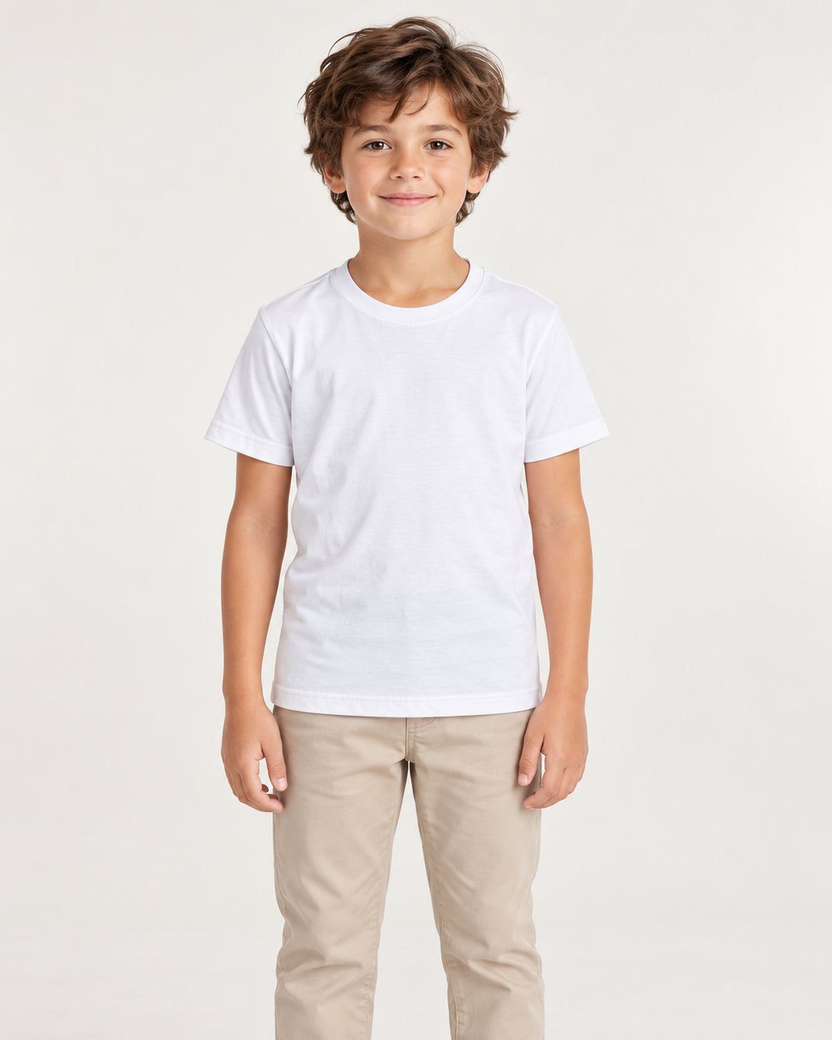 Camiseta Infantil Essencial Entrevoltas lisa Branca – criança em estúdio