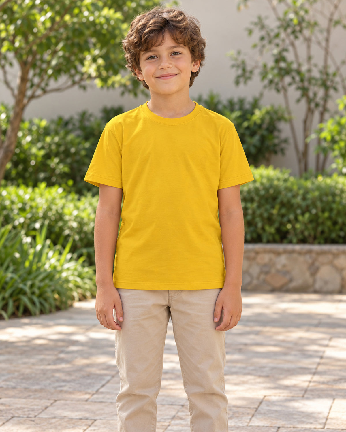 Camiseta Infantil Essencial Entrevoltas lisa Amarelo – criança em ambiente casual