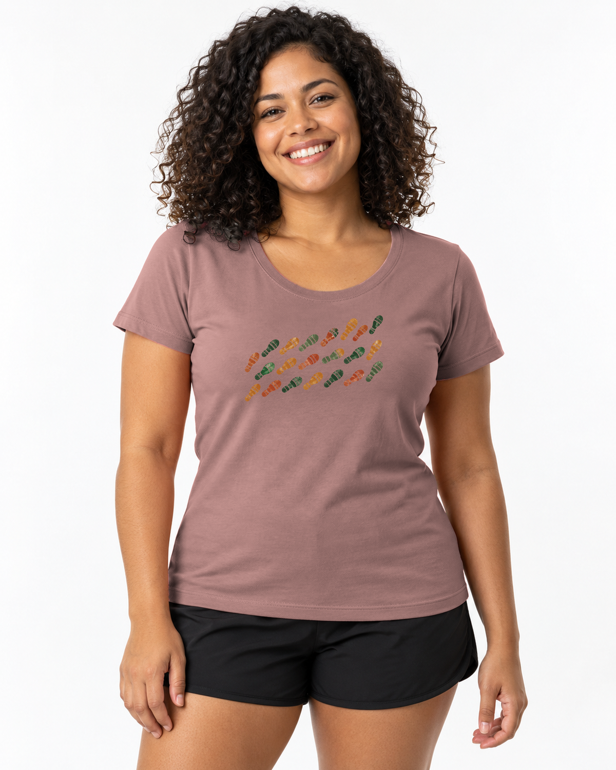 Camiseta Unissex - Passos que Ficaram — foto com modelo.