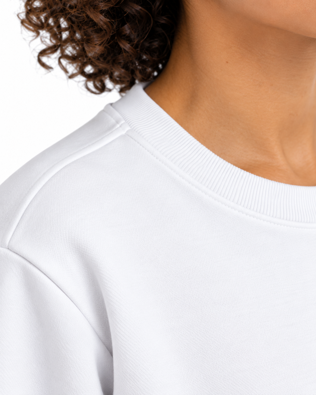 Detalhe lateral da gola e costura do ombro do moletom cropped branco.