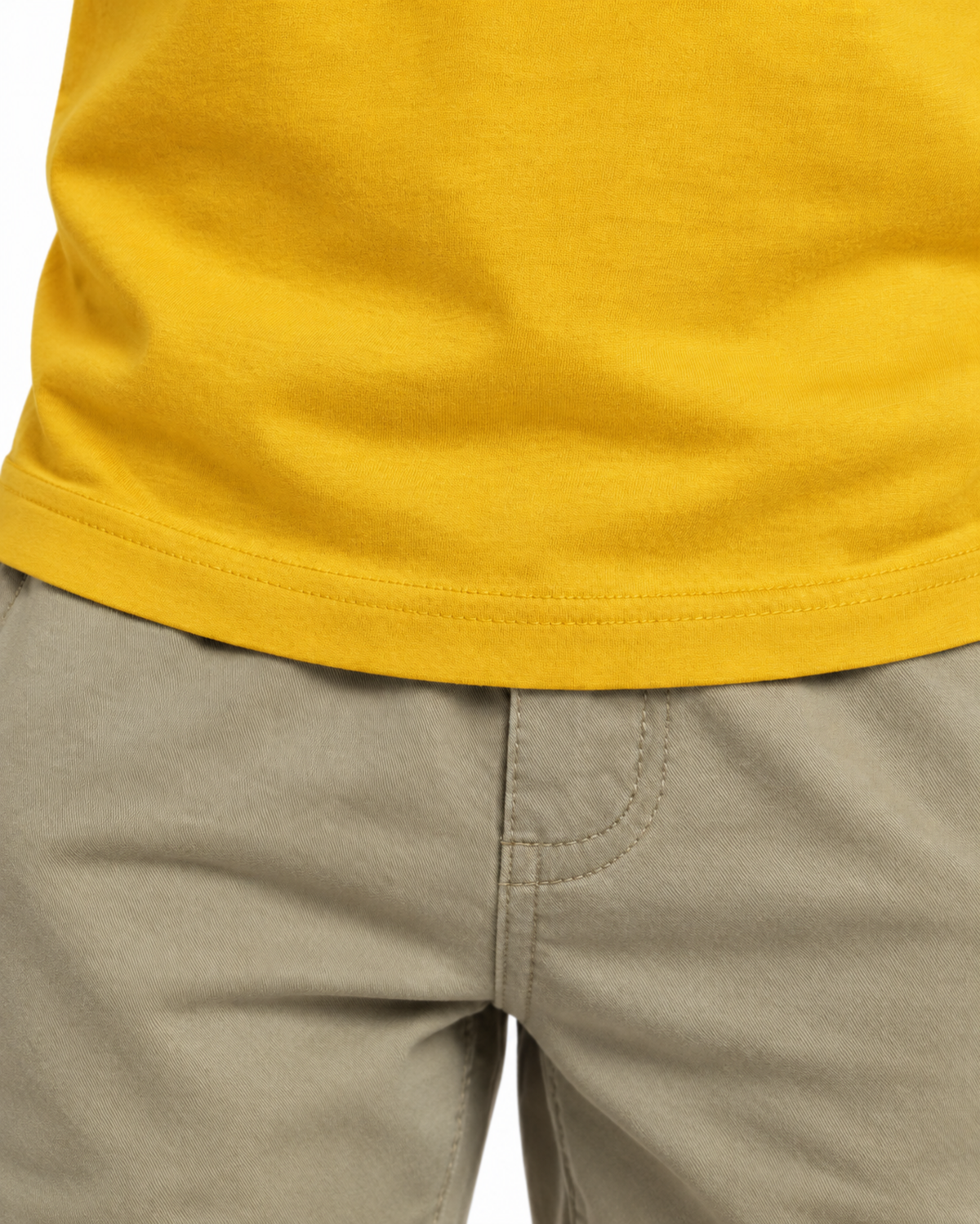 Detalhe da barra da camiseta infantil amarela.