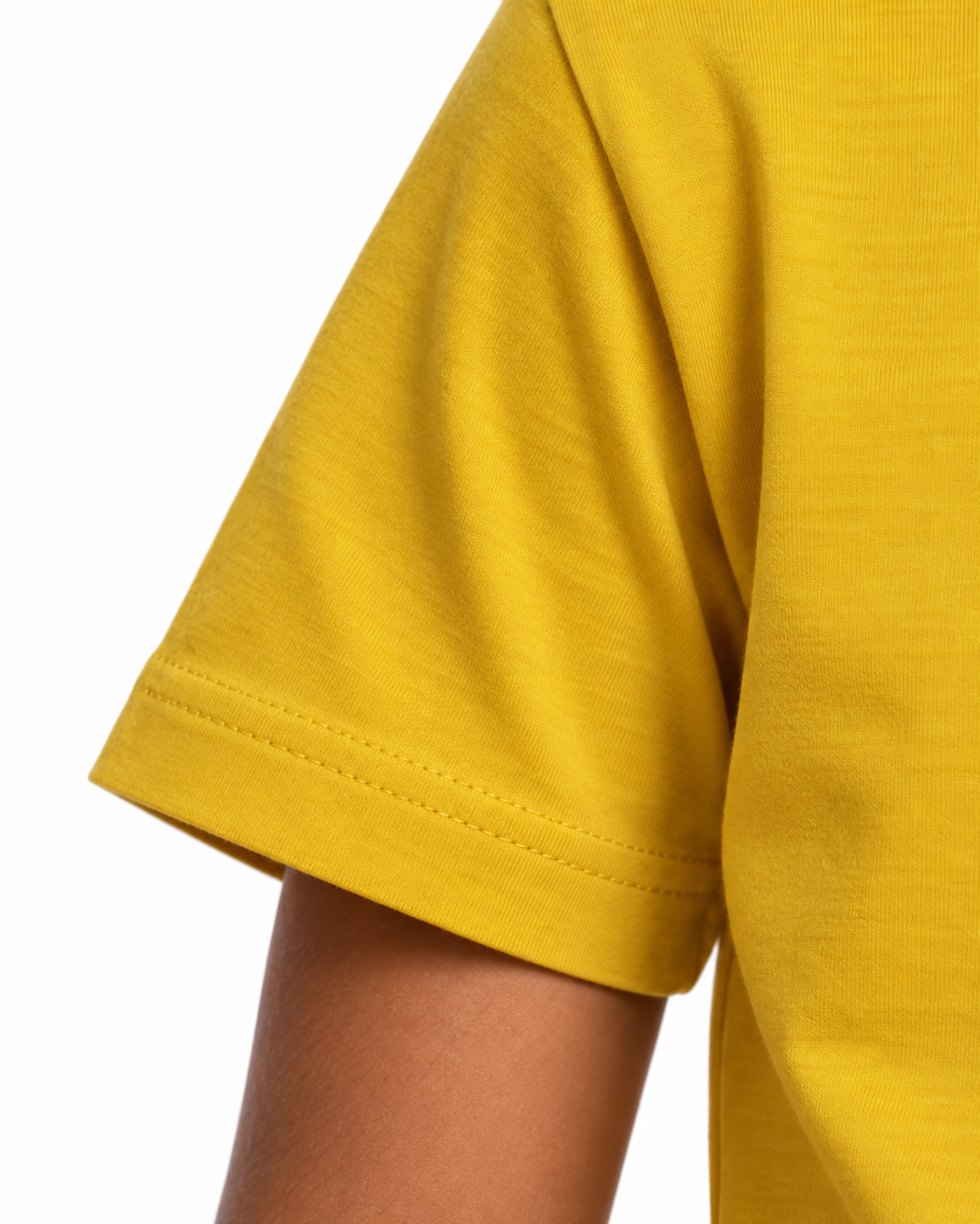 Detalhe da manga da camiseta infantil amarela.