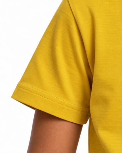 Detalhe da manga da camiseta infantil amarela.