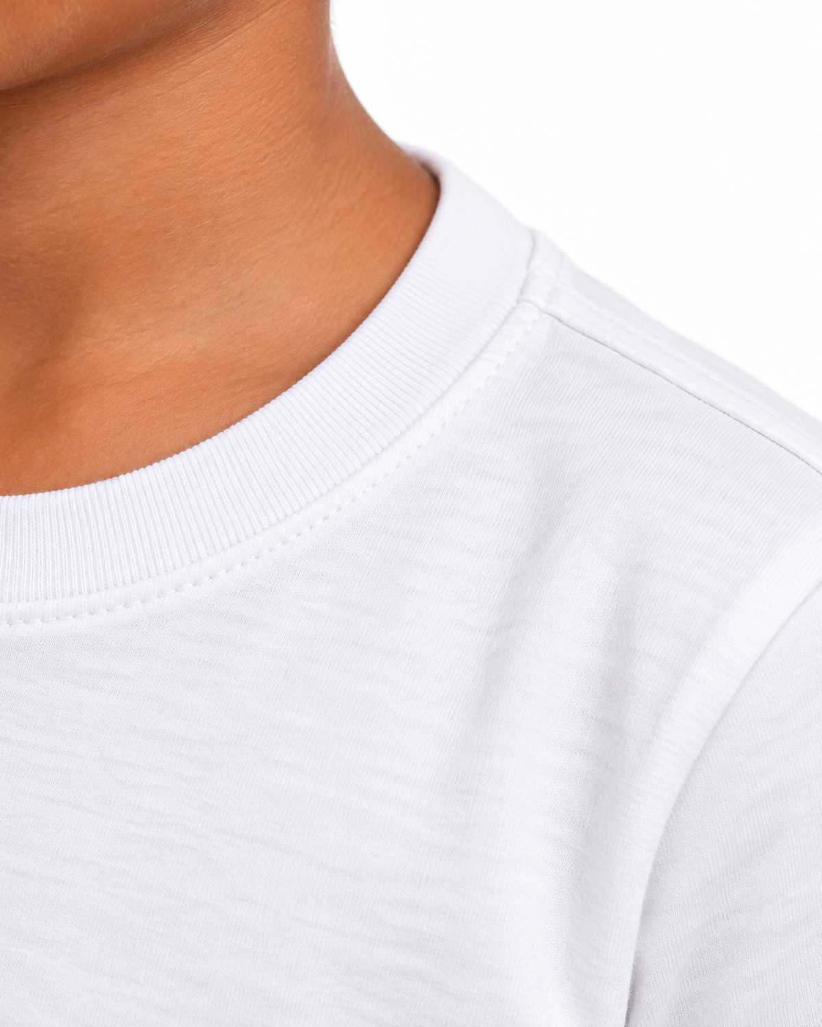 Detalhe lateral da gola e costura do ombro da camiseta infantil branca.