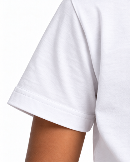 Detalhe da manga da camiseta infantil branca.