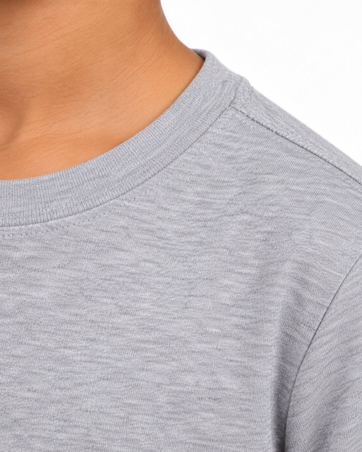 Detalhe lateral da gola e costura do ombro da camiseta infantil cinza mescla.