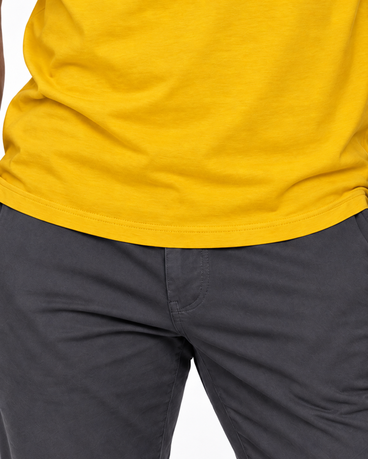 Detalhe da barra da camiseta amarela.