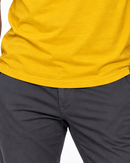 Detalhe da barra da camiseta amarela.