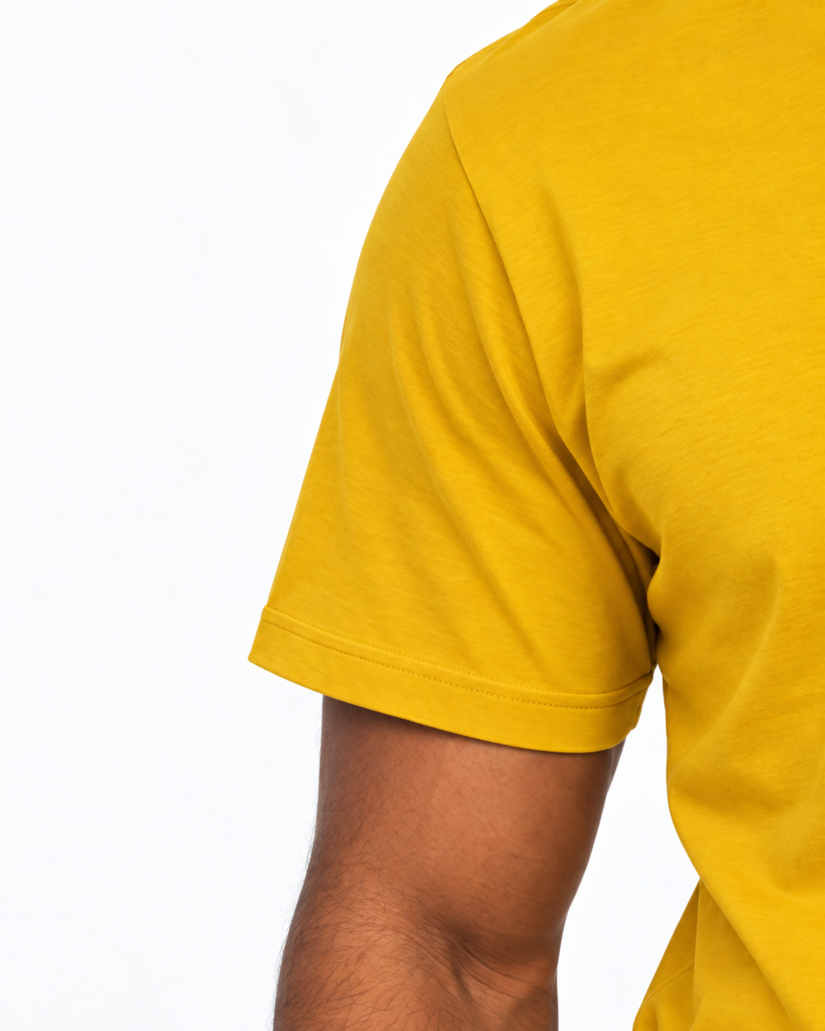 Detalhe da manga da camiseta amarela.