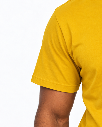 Detalhe da manga da camiseta amarela.