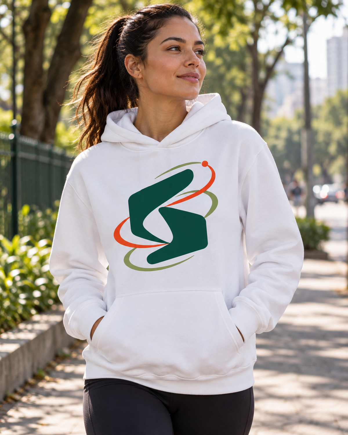 Modelo com hoodie Sinal em Movimento.
