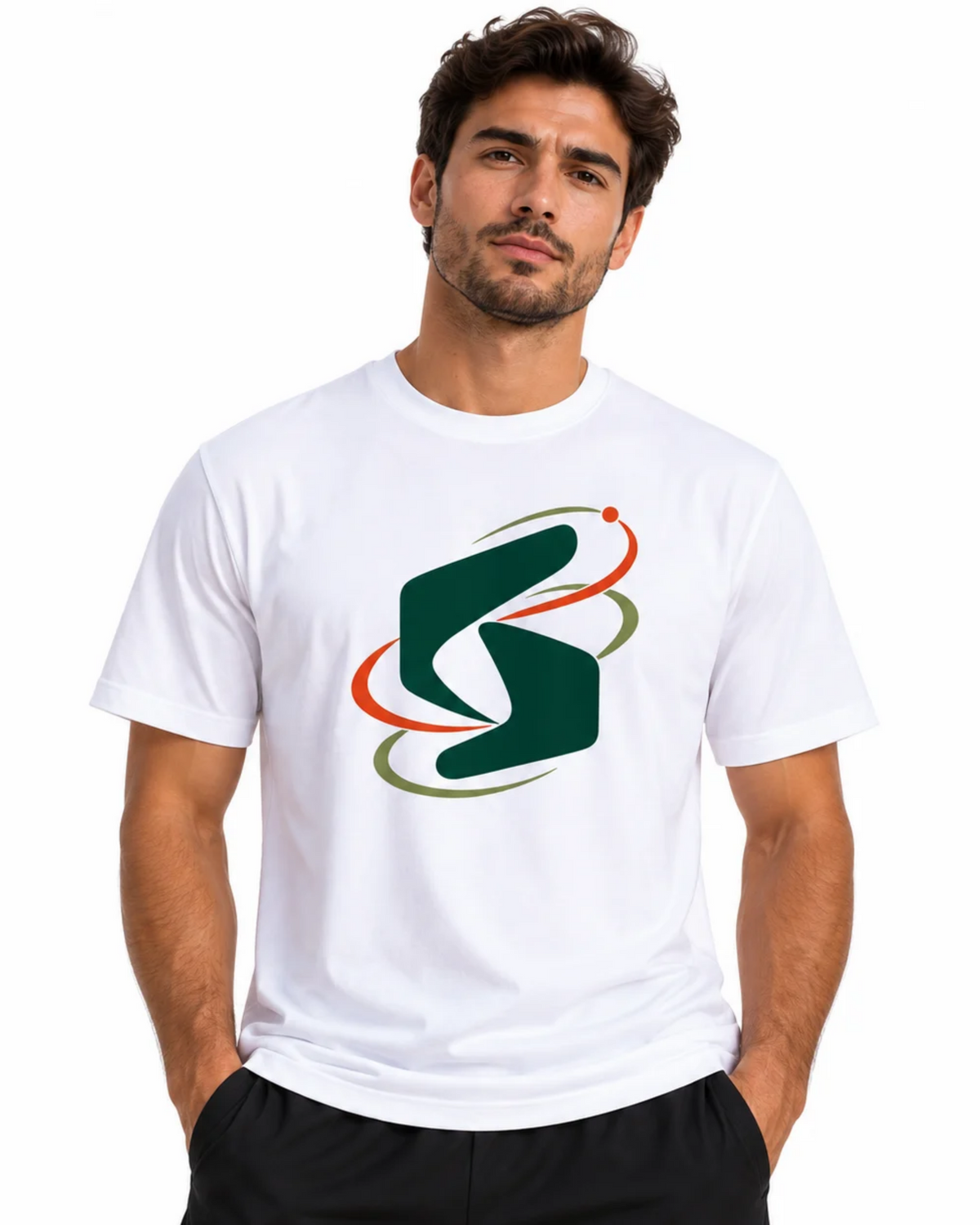 Modelo com camiseta branca Sinal em Movimento em fundo claro.