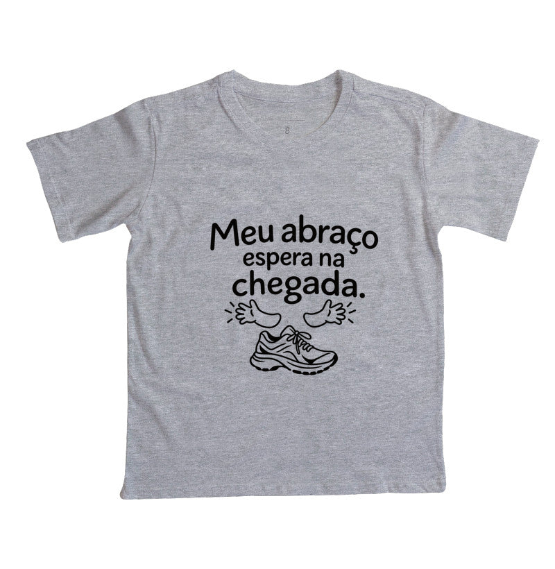 Camiseta Infantil - Abraço na Chegada — Cinza