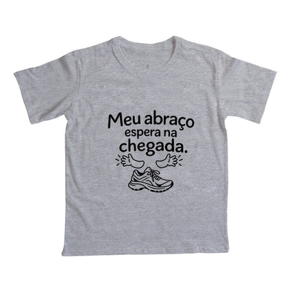 Camiseta Infantil - Abraço na Chegada — Cinza