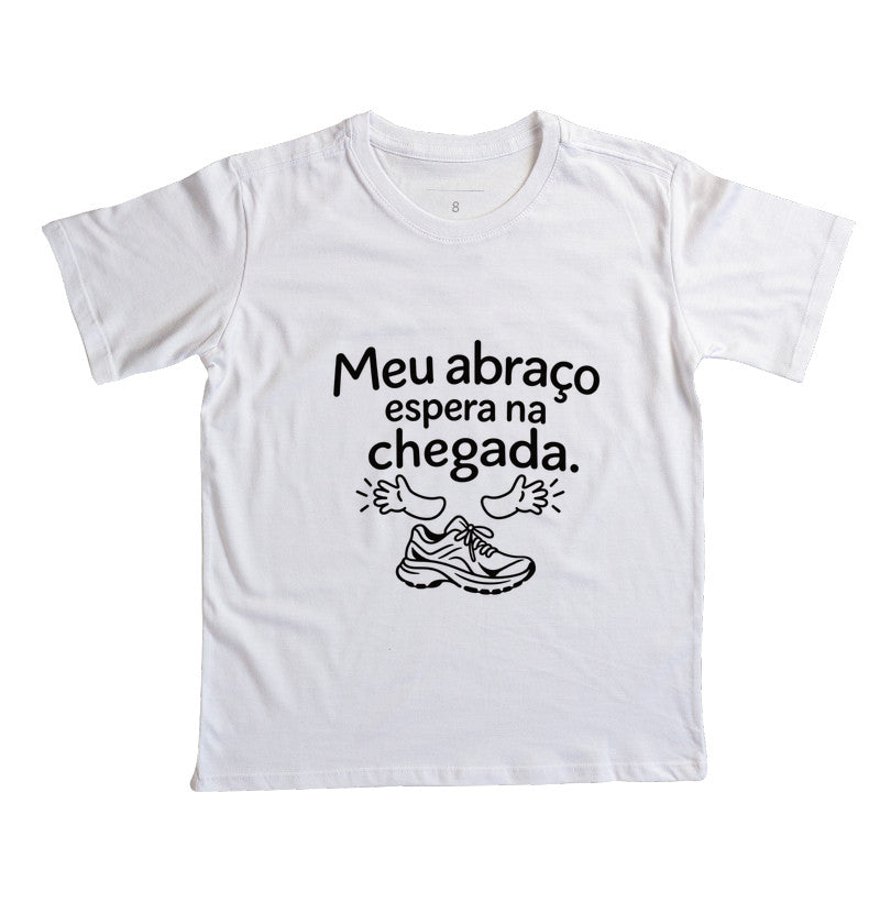 Camiseta Infantil - Abraço na Chegada — Branca